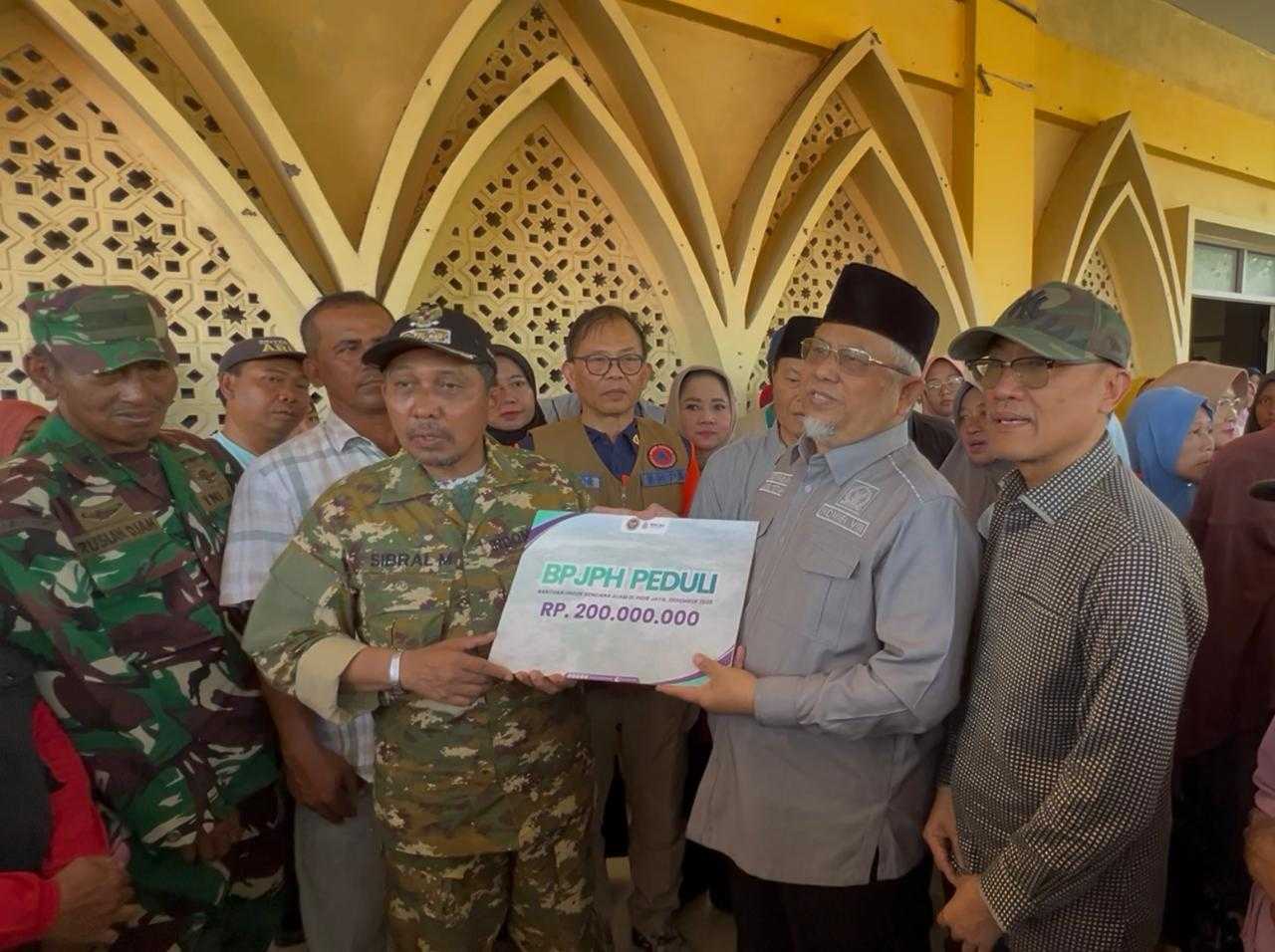 Di Pidie Jaya, BPJPH juga Serahkan Bantuan bagi Korban Bencana Banjir Aceh